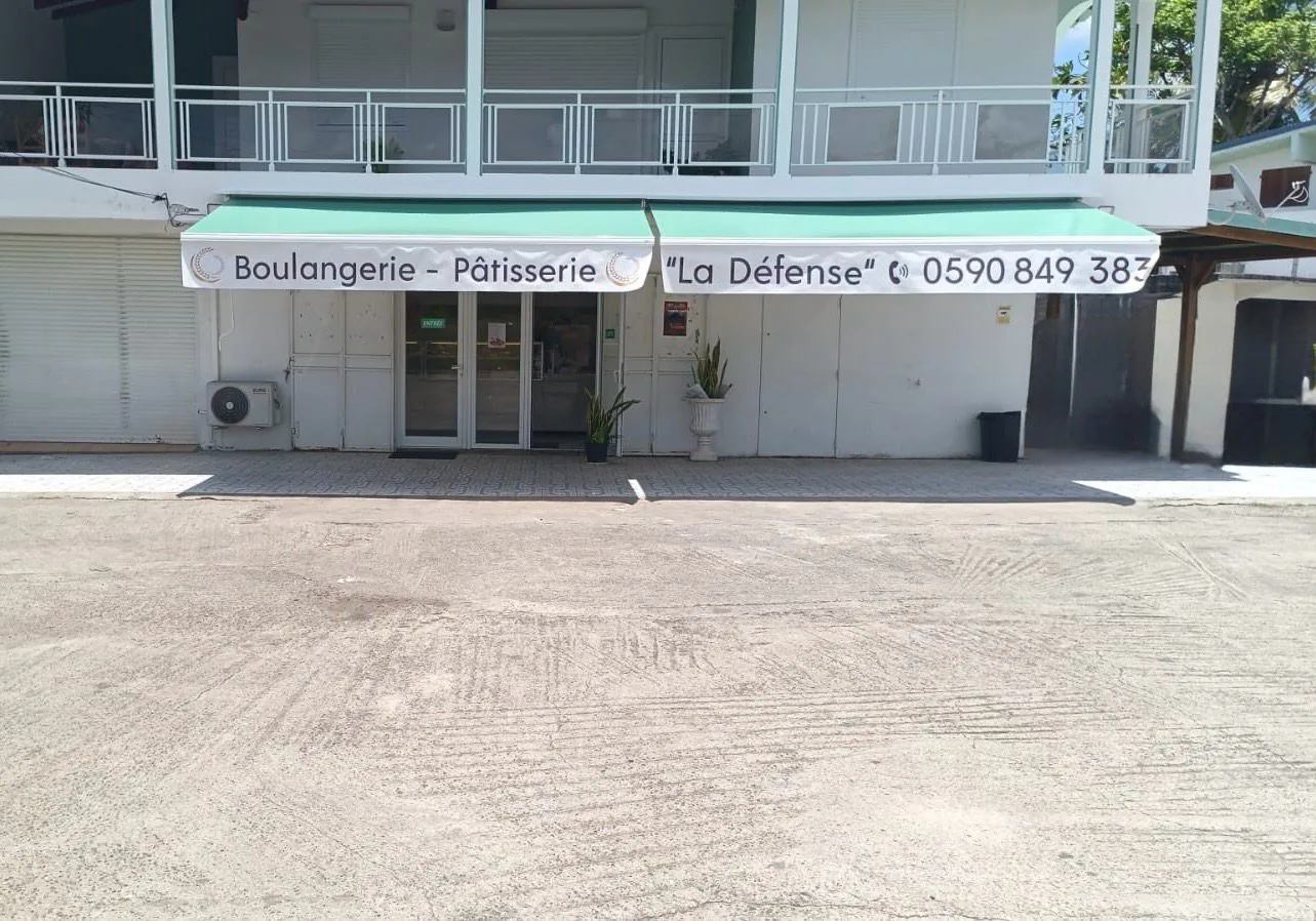 Boulangerie pâtisserie avec deux stores bannes verts et lambrequin imprimé au nom du commerce