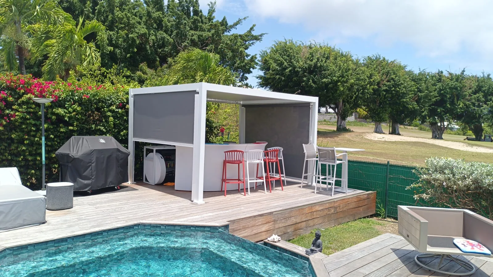 Pergola blanche avec stores verticaux screen gris fermant un bar de piscine