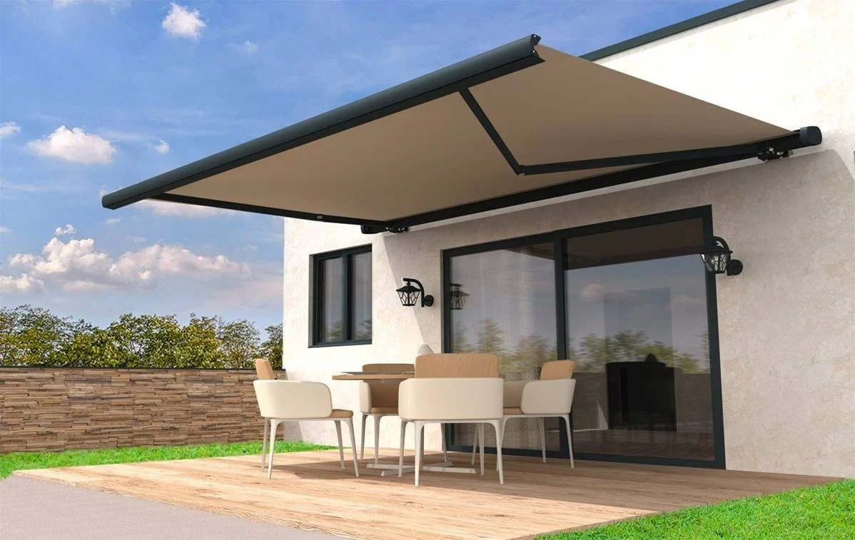 Store coffre taupe entièrement déployé au-dessus d'une terrasse de villa